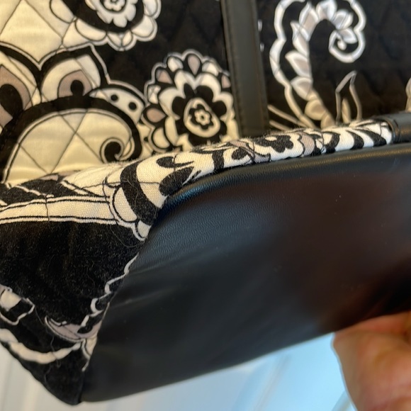 Vera Bradley trimmed vera tote in midnight paisley new with tags - Picture 9 of 10